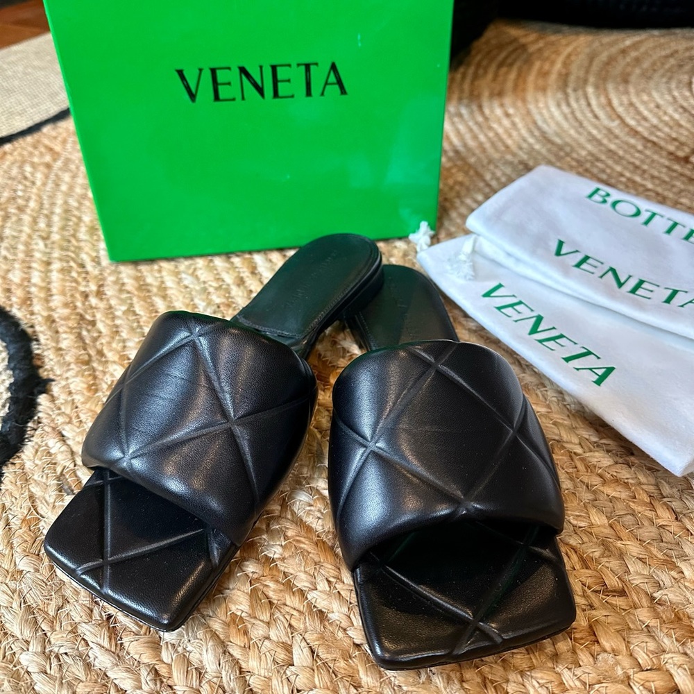 Bottega Veneta Lindo quilted embossed Lagoon Nappa black slides